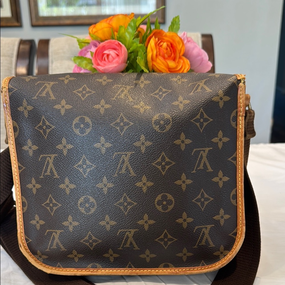 Authentic Louis Vuitton Bosphore Crossbody Bag - Picture 4 of 15
